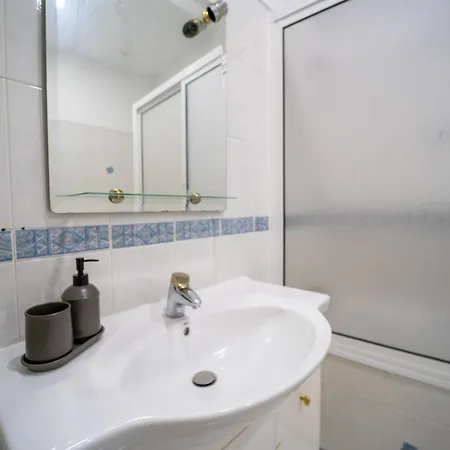 Privatunterkunft On Calcada Do Combro, Location *